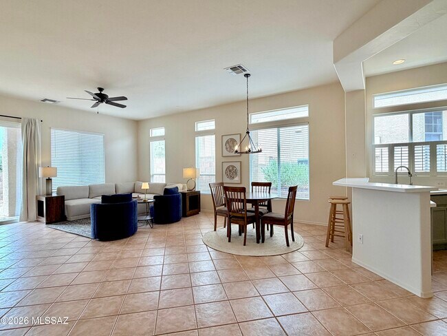 Foto del edificio - 13009 N Desert Flora Ln