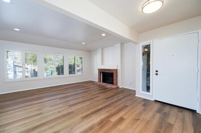 Foto del edificio - 667 Arroyo Oaks Dr