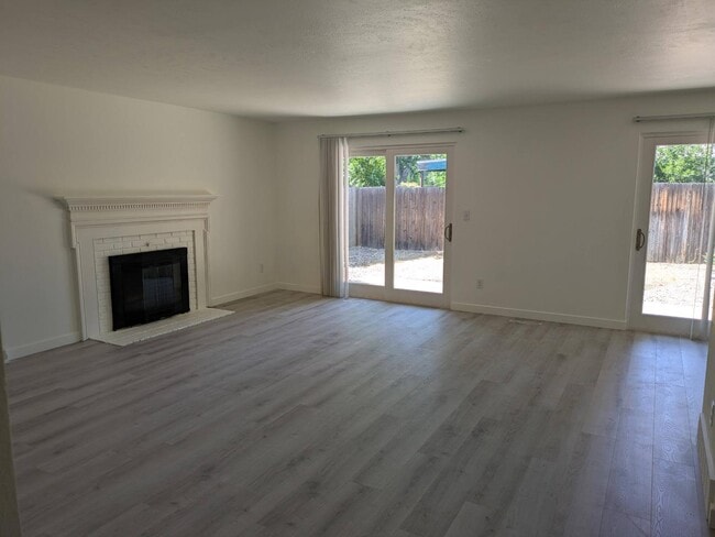 Building Photo - 425 Manhattan Dr
