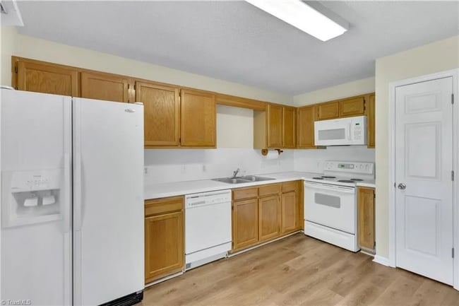 Building Photo - AVAILABLE NOW – Stylish 2-Bedroom Condo in Archdale, NC