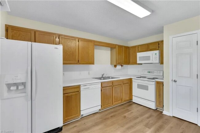 Foto del edificio - AVAILABLE NOW – Stylish 2-Bedroom Condo in Archdale, NC