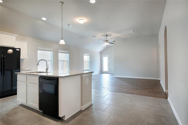 Building Photo - 5621 Sacco St