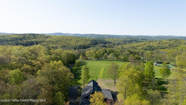 Foto del edificio - 323 Haddock Hill Rd