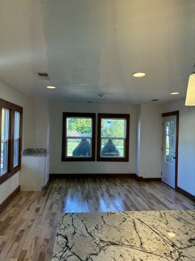 Building Photo - 875 W Oak St