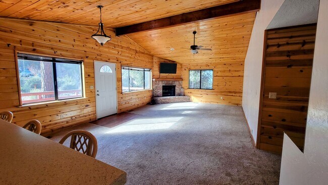 Building Photo - Welcoming and Spacious 2 Bedroom Home with...