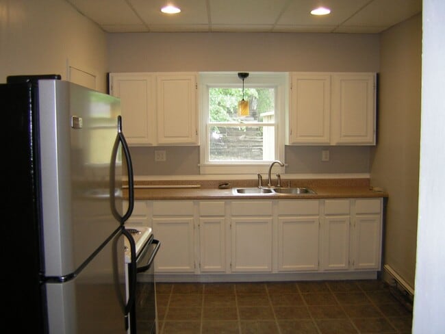 Kitchen - 527 Hall Ave