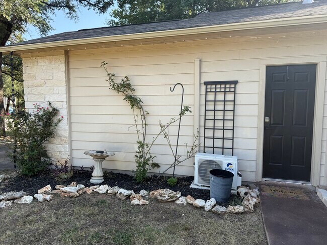 Foto del edificio - 2900 Whisper Oaks Ln