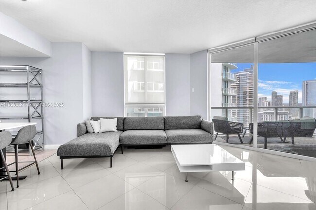Living Room - 1900 N Bayshore Dr