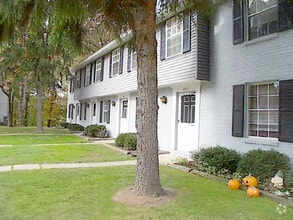 Building Photo - Hartford Square Townhomes