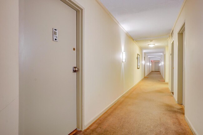 Foto del edificio - 7400 Lakeview Dr
