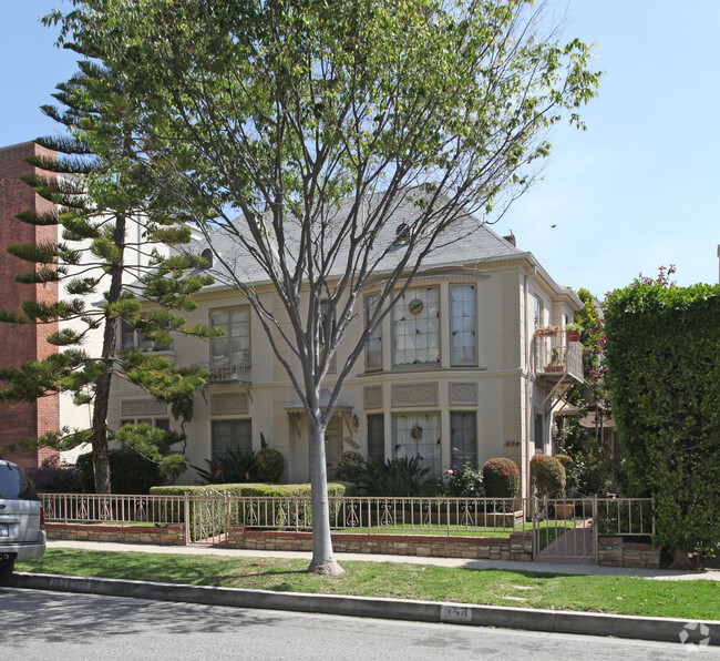 Primary Photo - 352-354 S Reeves Dr