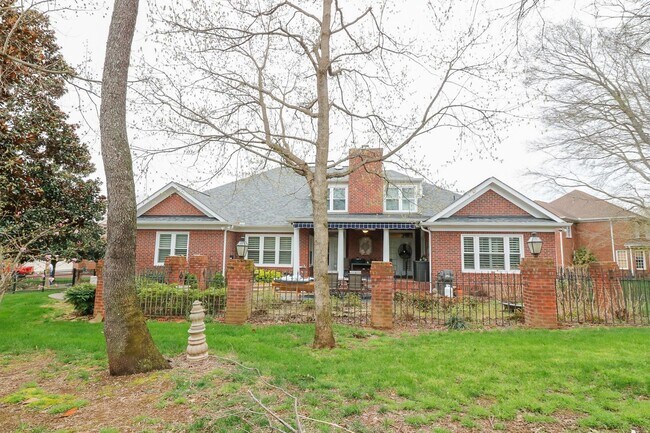 Foto del edificio - 5 Bed, 3.5 Bath w/ 3 Car Garage Less than ...