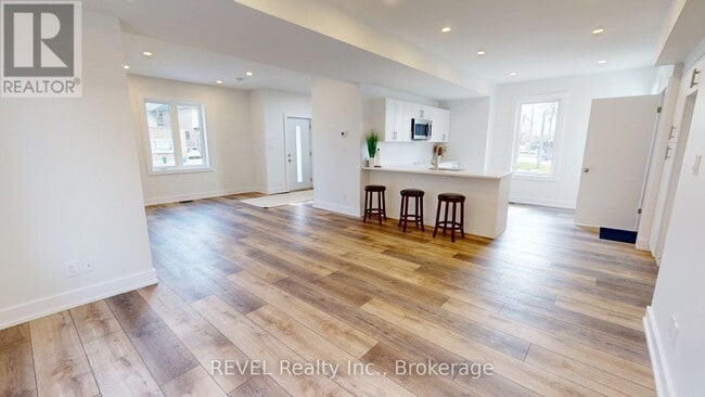 Building Photo - 204 Queenston St