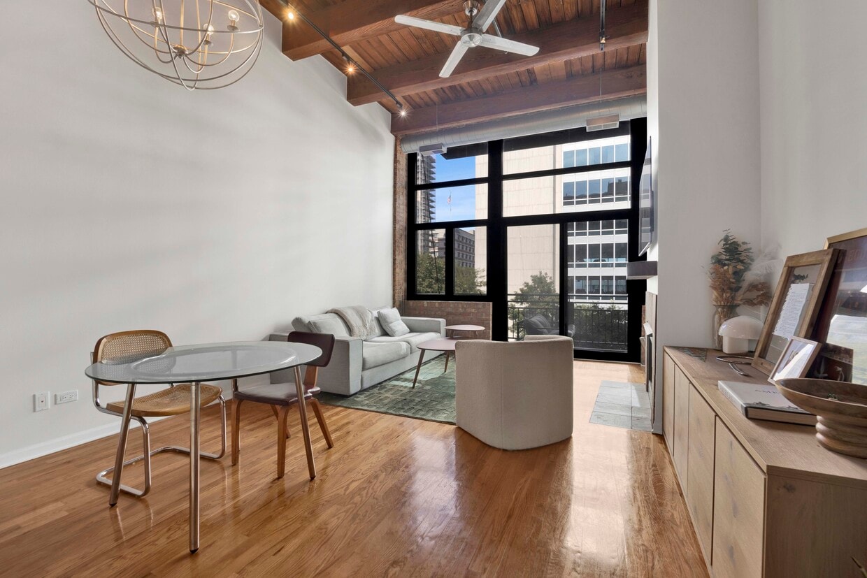 Photo - 525 W Superior St (Chicago, IL)