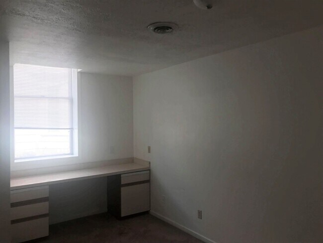 Building Photo - 317 Perry St