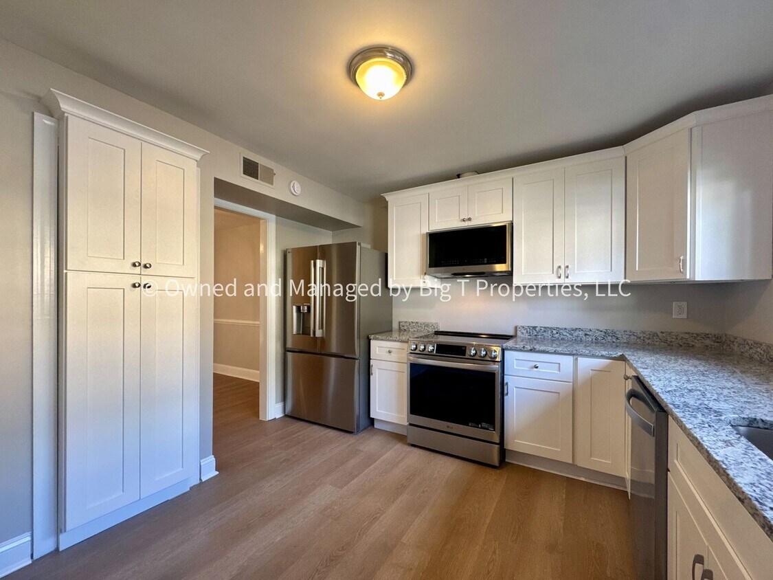 Foto del edificio - Beautifully updated huge townhouse in Wood...