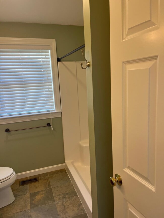 Building Photo - 6 Ireland Way