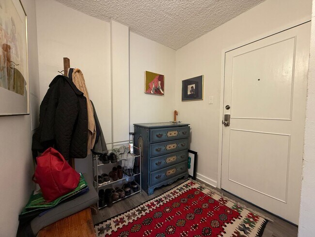 Building Photo - Immaculate condo with full mountain range views!