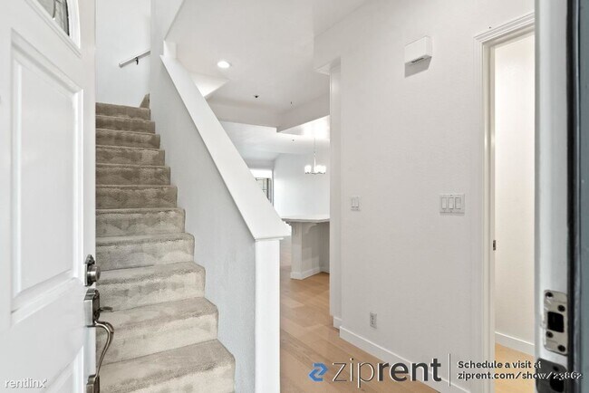 Building Photo - 3 br, 2.5 bath Townhome - 800 East Charles...