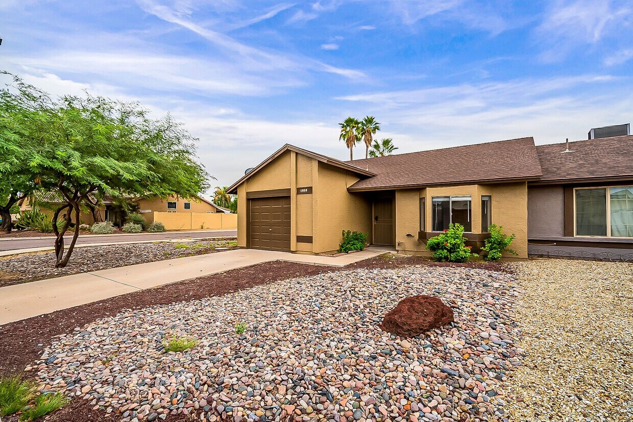 Primary Photo - Perfect starter home in Phx with no HOA!