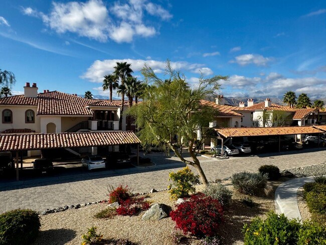 Building Photo - AVAILABLE NOW! GORGEOUS 2 Bedroom/2 Bathro...