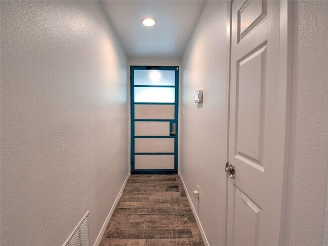 Foto del edificio - 6605 Clubway Ln