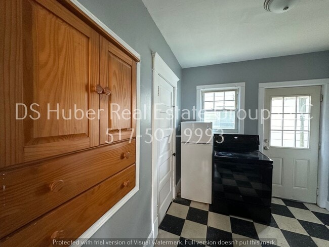 Building Photo - 1023 Persons Ct Lansing, MI 48906