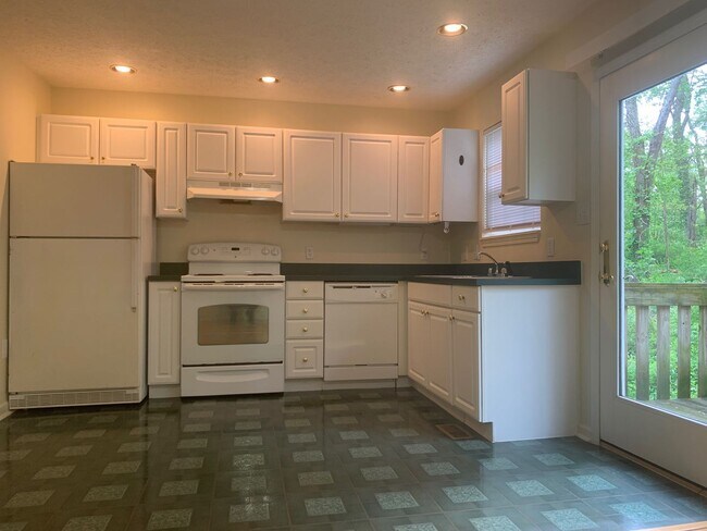 Building Photo - 2 Bedroom, 2.5 Bath Townhouse near Med Center - Available 08/05/26