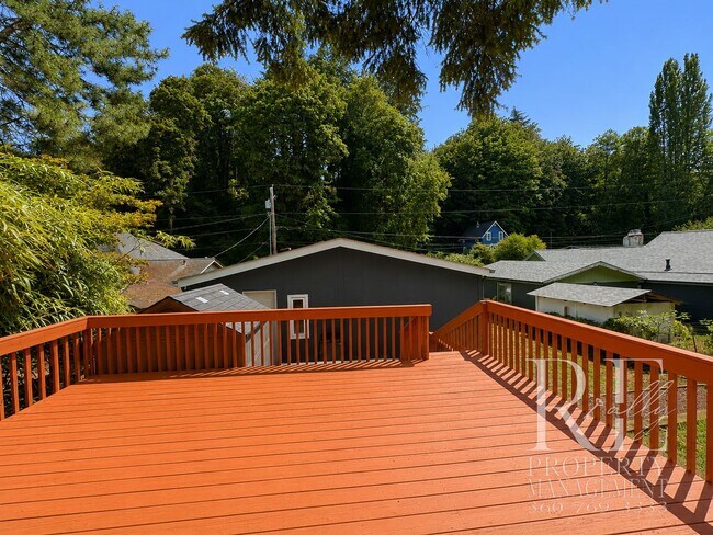 Foto del edificio - Walk to the Ferry from This Updated Port Orchard Home with Expansive Deck & Gated Yard