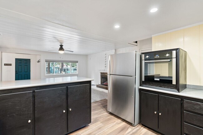 Building Photo - 2224 Helen Ave