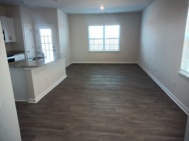 Foto del edificio - "Charming 3-Bed Townhouse with Granite Accents on Amberview Lane, Kernersville!"