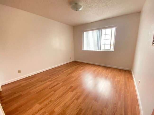 Building Photo - 262Price