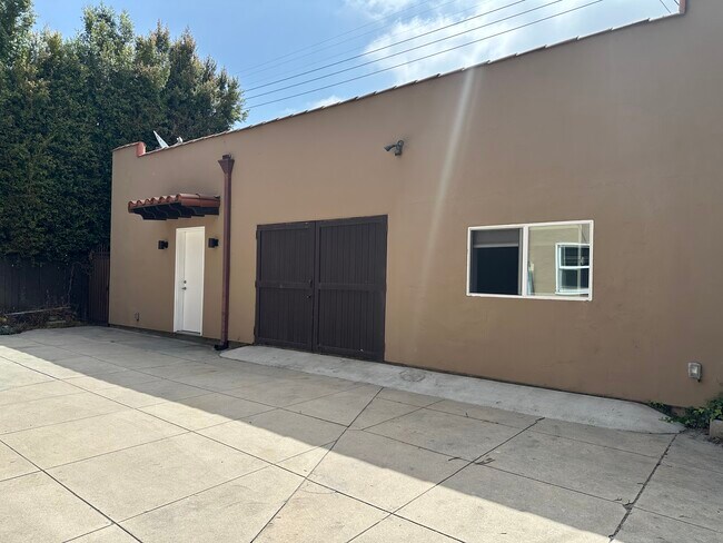 Building Photo - 1046 S Hudson Ave