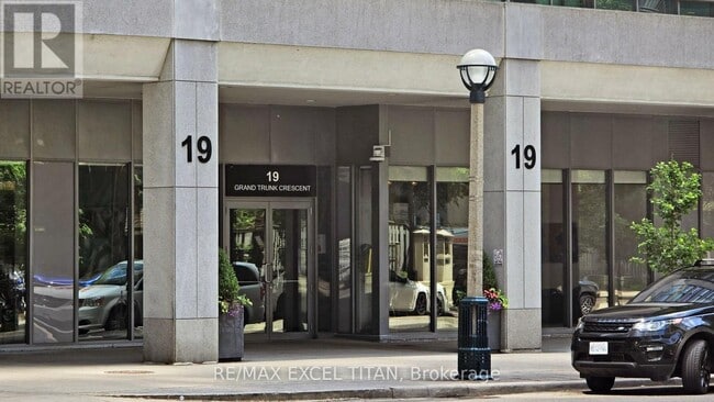 Building Photo - 19 Grand Trunk Crescent