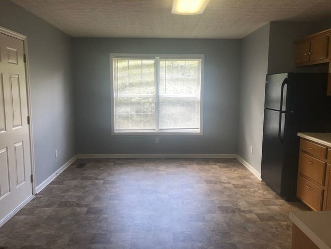 Building Photo - Spacious 2 Bedroom Duplex in Manchester