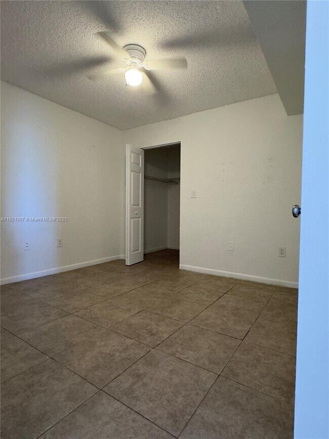 Foto del edificio - 2831 N Oakland Forest Dr