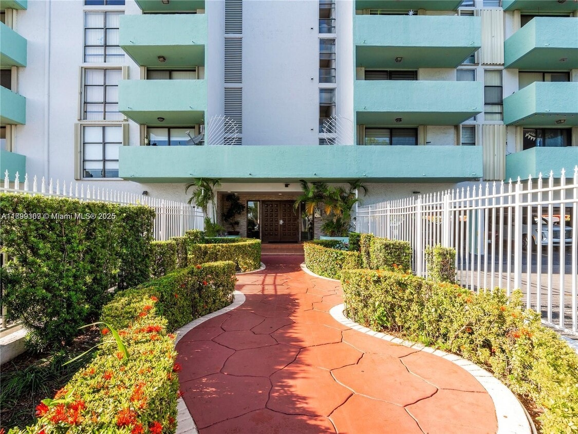 Foto principal - 1825 W 44th Pl