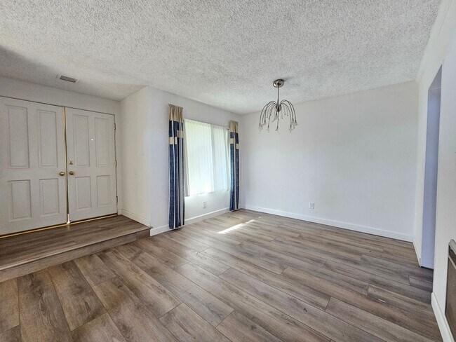 Building Photo - Lovely 3 Bed 2.5 Bath Corner Townhome in R...