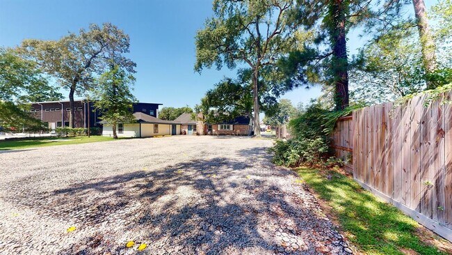 Building Photo - 25326 Oakhurst Dr