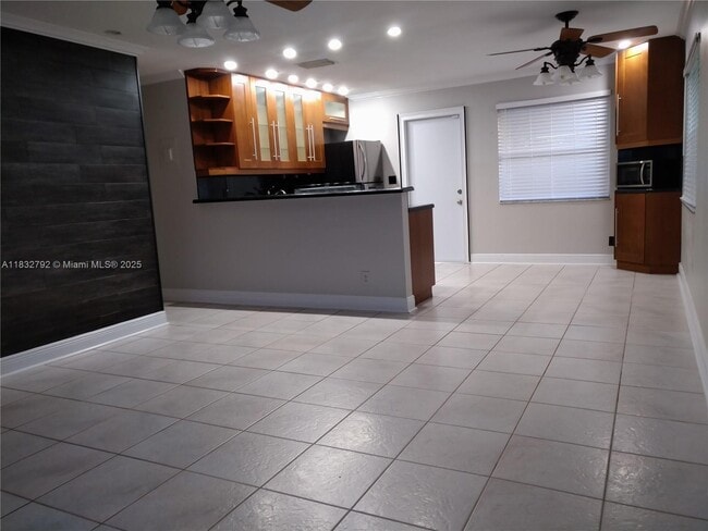 Building Photo - 3856 S Circle Dr