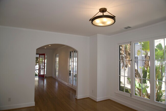 Dining room - 242 N Irving Blvd