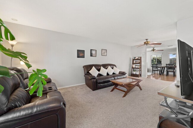 Building Photo - 3 Bedroom bright home in Mira Mesa with Sp...