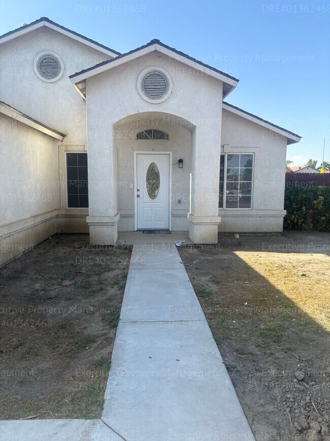 Foto del edificio - Corner lot 4-bedroom, 2-bathroom home