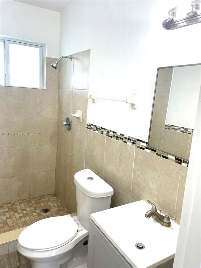 Foto del edificio - 120 NE 55th St