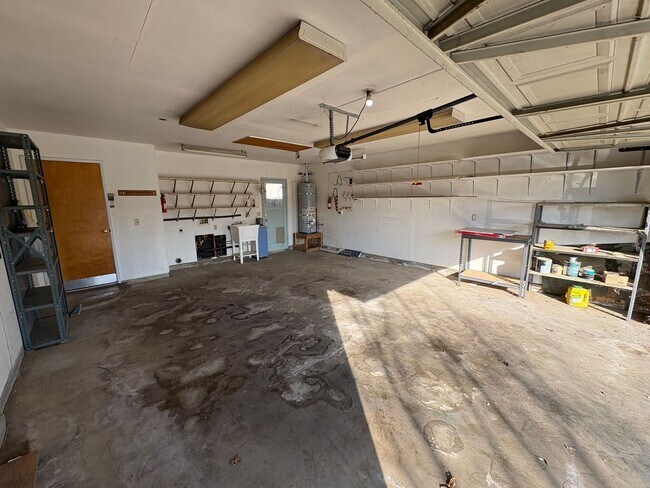 Building Photo - Cozy NW Visalia Home Available Now!