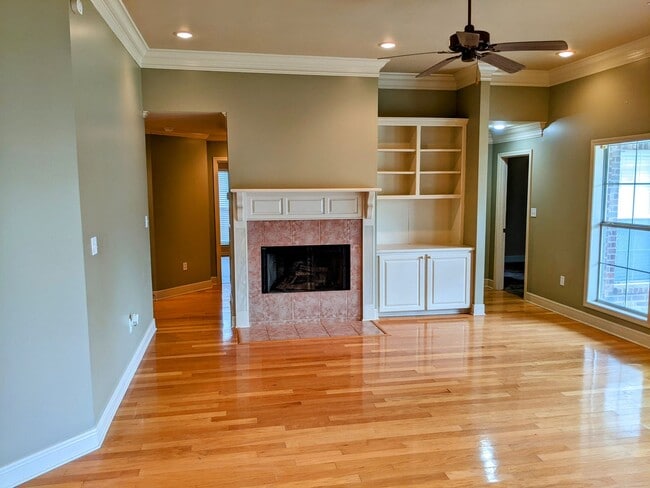 Building Photo - Spacious 3/2 home in a Convenient Location!