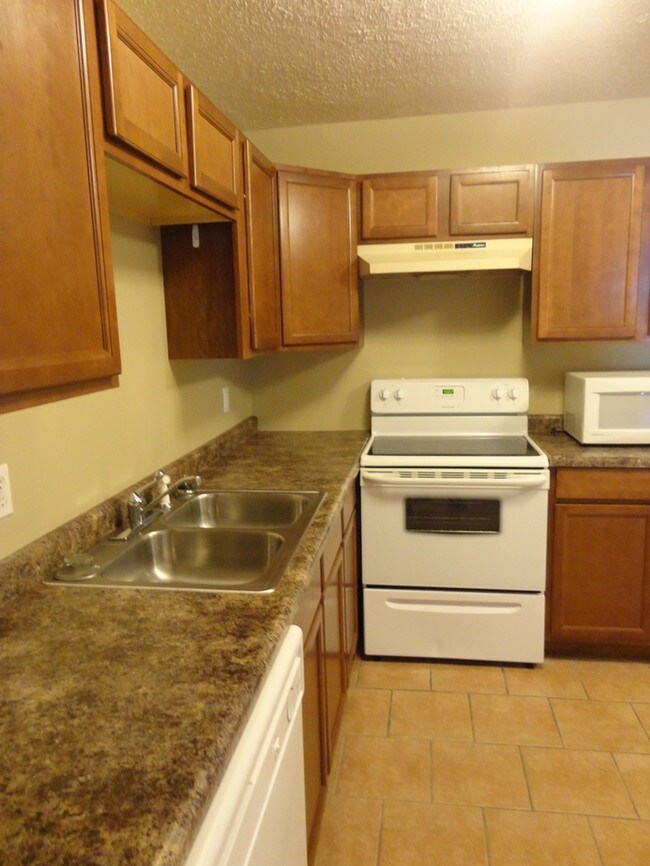 Building Photo - ISU/HEARTLAND STUDENTS- 3-4 Bedroom Apartment