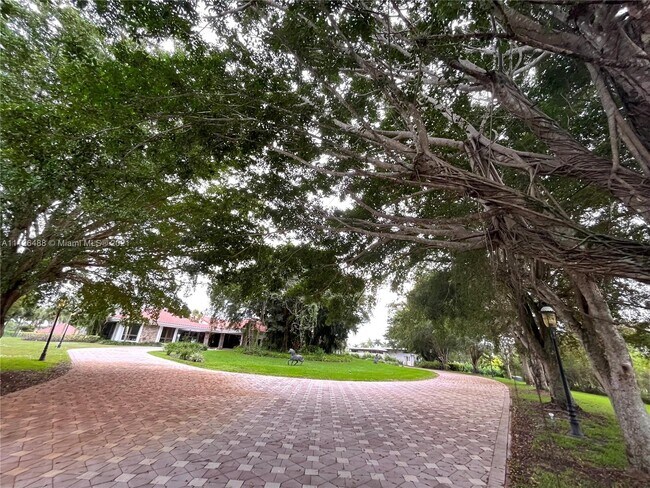 Foto del edificio - 16200 Saddle Club Rd