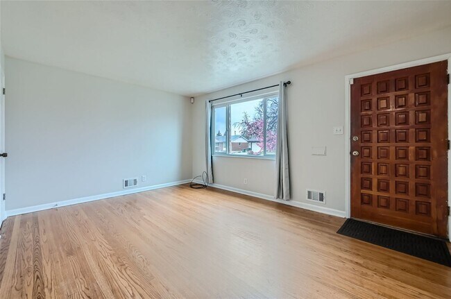 Foto del edificio - Great location! Updated 3Bed/2Bath Ranch with full basement, wood floors, and large fenced-in-yard!