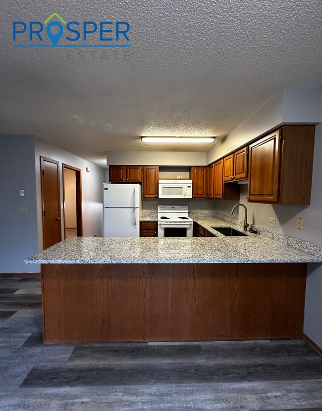 Building Photo - Spacious 3 Bedroom In Quiet Area